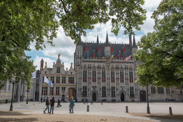 Doorkijkje vanuit een stukje groen in de stad