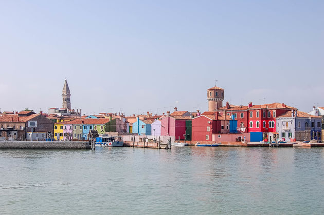 Al vanaf de boot zie je hoe kleurrijk Burano is