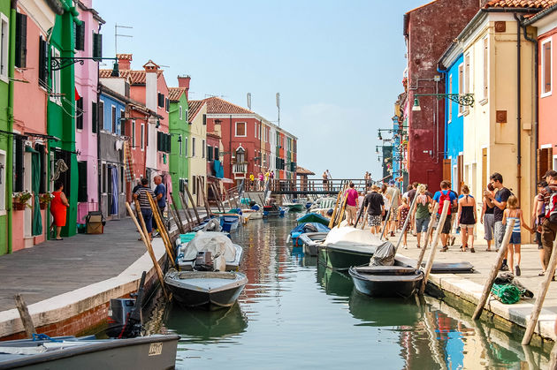 Een van de mooiste `straten` van eiland Burano