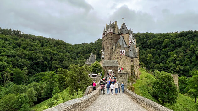 Vanuit de verharde toegangsweg ziet Burg Eltz er heel anders uit