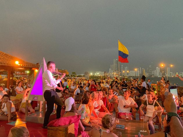 Na zonsondergang gaat het nog lang door met livemuziek en borrelende mensen @ Cafe del Mar.