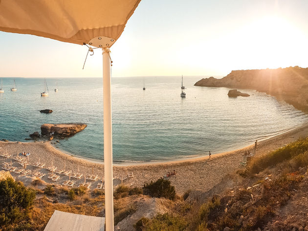 Vanaf Cotton Beach Club kijk je uit op het prachtige Cala Tarida