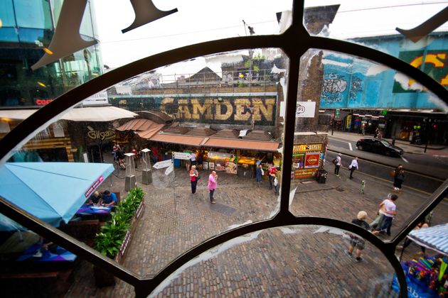 Het is altijd een gezellige chaos op Camden Market \u00a9 Samuele Schiavo - Adobe Stock