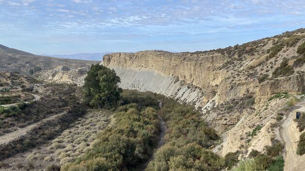 Achter het dorpje ligt een prachtige canyon