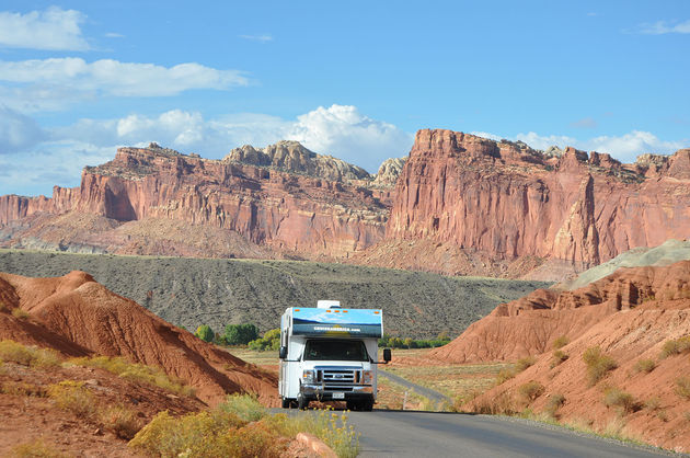 Onze camper met op de achtergrond het prachtige Capitol Reef.