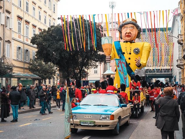 E\u00e9n van de carnavalsgroepen tijdens de carnavalsoptocht in Rijeka.