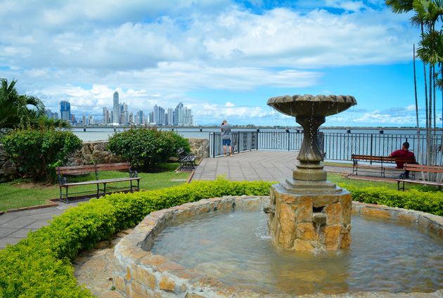 Uitzicht vanuit Casco Viejo op de wolkenkrabbers van Panama City