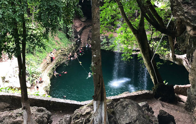 Een cenote is een opengebroken grot waar je in kunt zwemmen