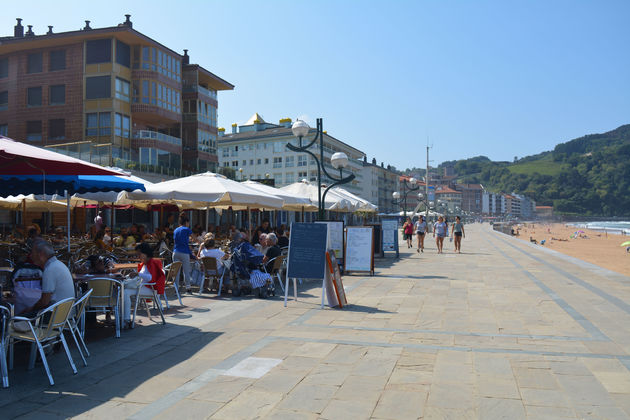 Genoeg terrasjes in het kleine maar gezellige centrum van Zarautz