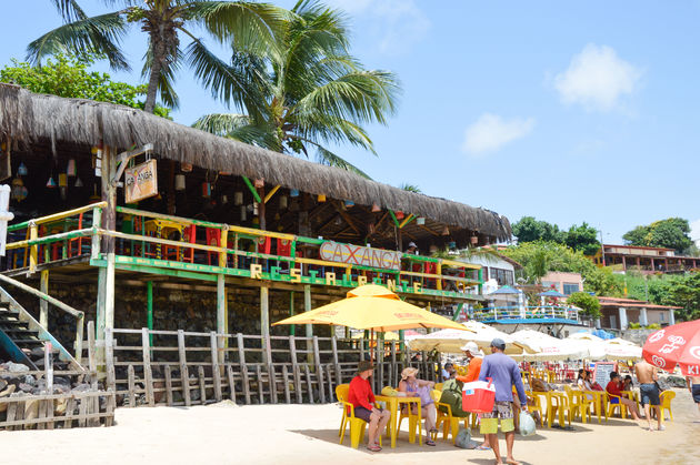 Huur een stoel met parasol of sla je handdoek uit op het zachte strand