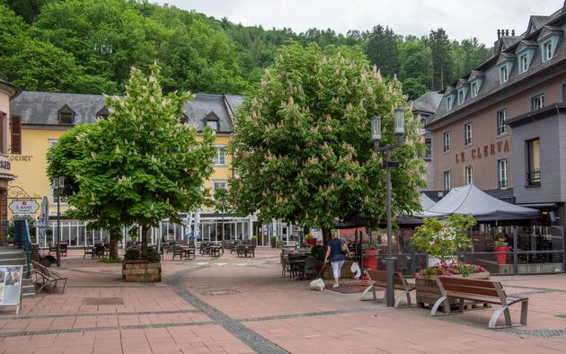 Na een bezoek aan het kasteel of de abdij kun je hier een terrasje zoeken