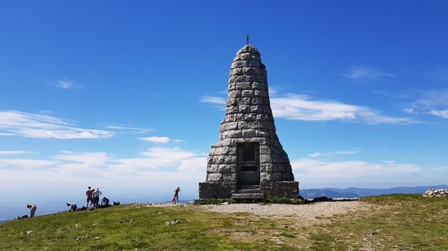 Bovenop de Grand Ballon staat een standbeeld voor de fameuze Vogezenjagers