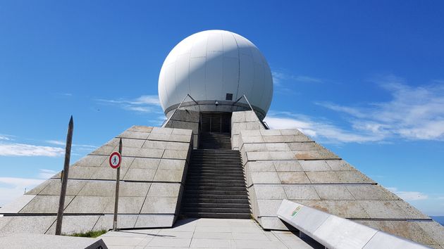 Op het hoogste punt (1424m) vind je een futuristisch ogend weerstation