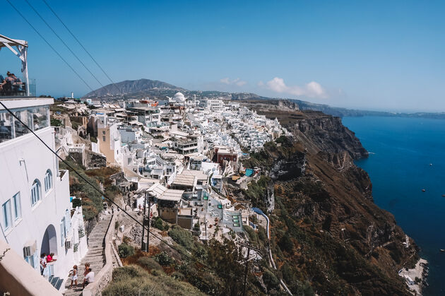 Met de kabelbaan omhoog in Santorini