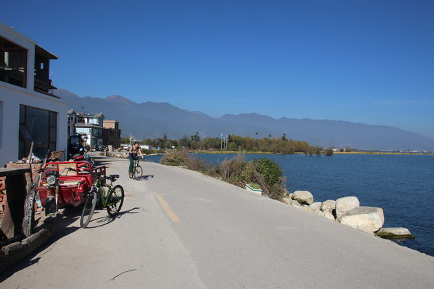 Fietsen rondom het meer in Dali