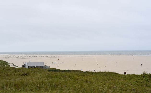 Het brede strand naast de vuurtoren