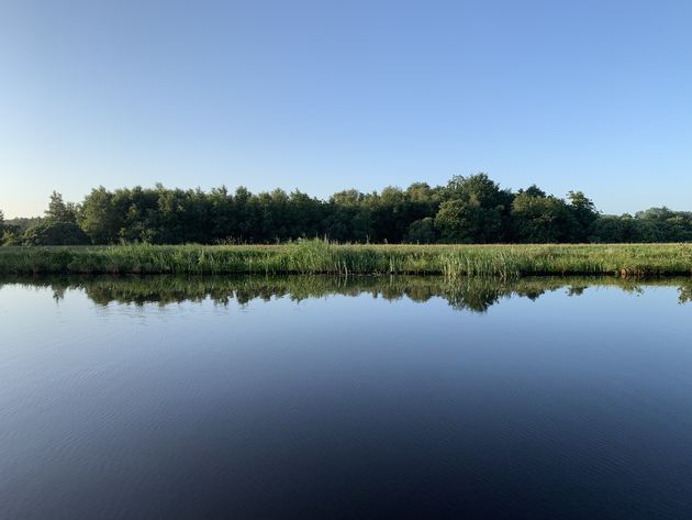 <em>Dit gladde water vraagt om een ochtendduik<\/em>