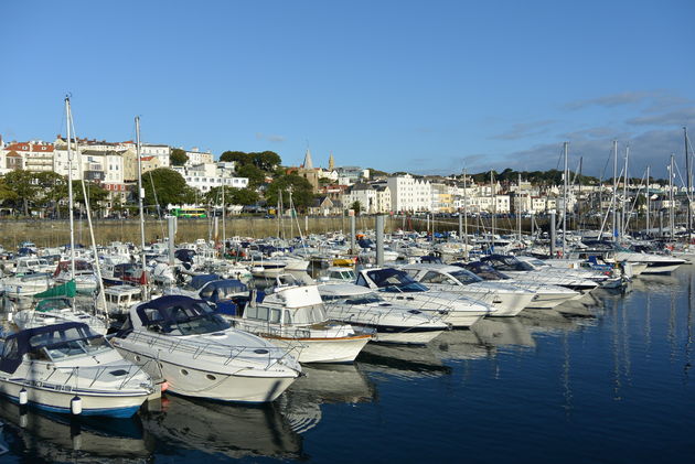 De haven van St. Peter Port