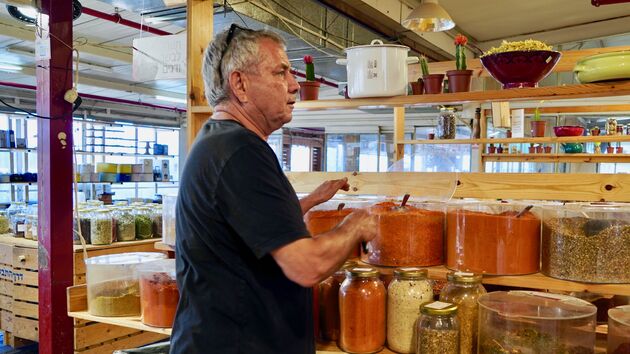 Derech Hatavlin vertelt gepassioneerd over zijn kruiden, de smaken en vooral de werking er van