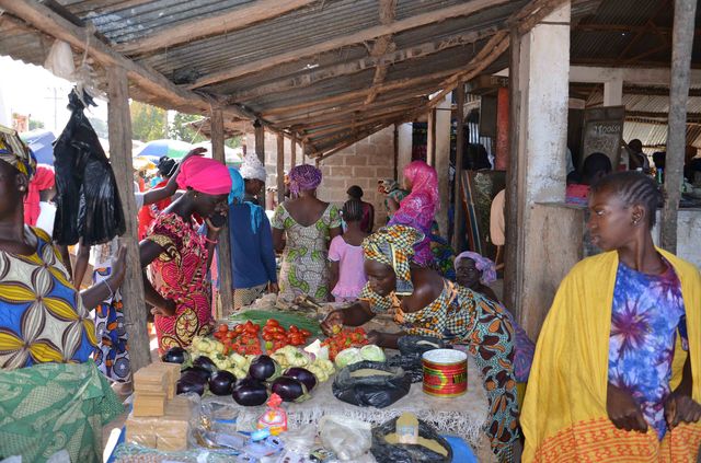 De lokale markt van Serrekunda