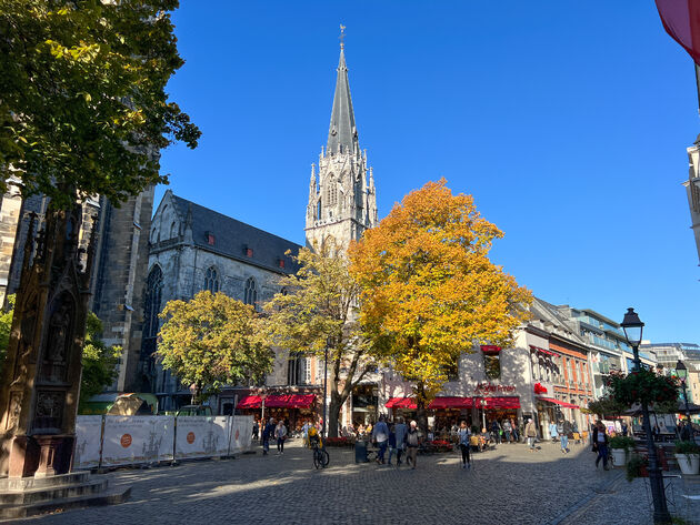 De Dom van Aken, omgeven door mooie herfstkleuren