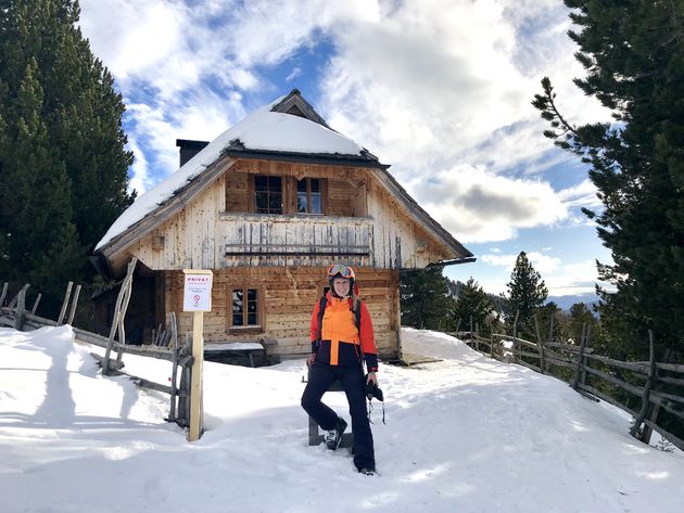 Midden in het skigebied staat dit droomhuisje. Ik wil hier wel wonen!