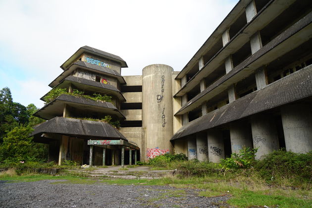 En het verlaten Hotel Monte Palace  bekend als het Abandoned Hotel van Sete Cidades