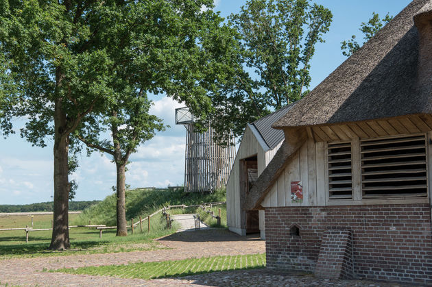 Naast de schaapskooi van schaapskudde Ruinen staat een uitkijktoren