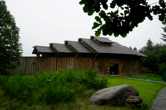 Een Jurassic Parc achtige Ingang van het wolvenpark Les Loups de Chabri\u00e9res