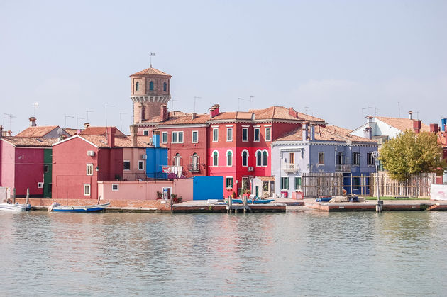 Al vanaf het water zie je hoe kleurrijk Burano is