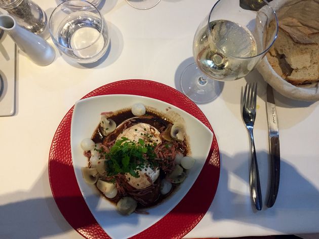 Lunch: oeufs en meurette met een wijntje uit de streek