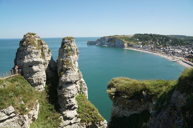 Uitzicht op het dorpje Etretat, gezien vanaf de top van l\u2019Aiguille - de punt