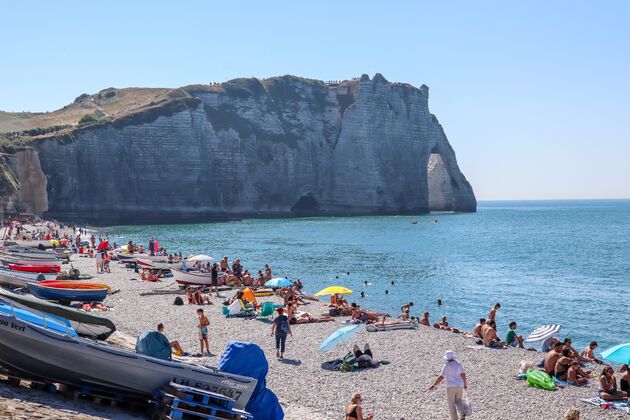 In de zomer is het er gezellig druk op het strand