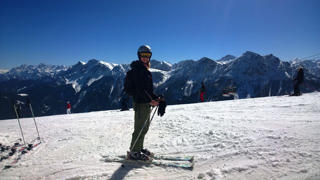 Claire maakte in Zuid-Tirol haar aller eerste meters op ski`s. En dat ging nog best goed!