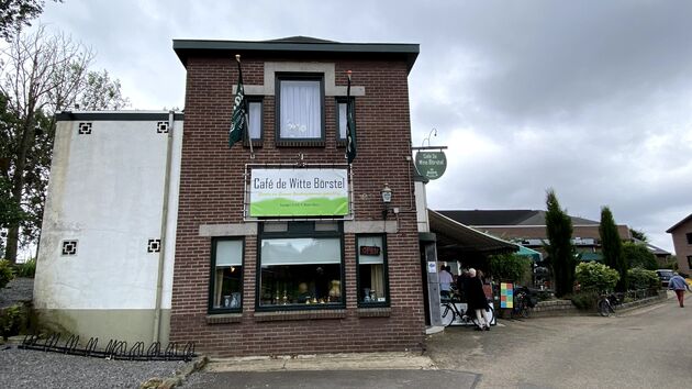 Het eerder Vlaams ogende fietscafe `de Witte Borstel` in Heers