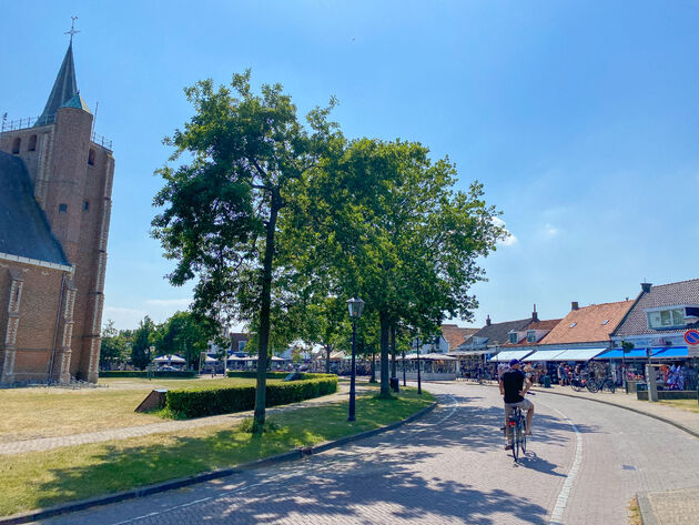 De leuke steden en dorpen in de buurt bezoeken we ook op de fiets, zoals ook Renesse in Zeeland