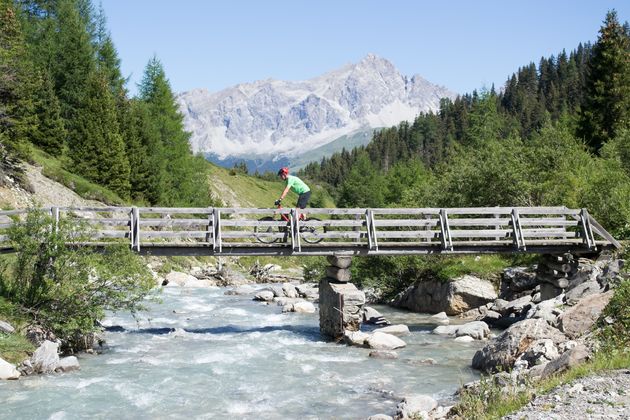 Lakes Route in Bern \u00a9 hipproductions - Adobe Stock