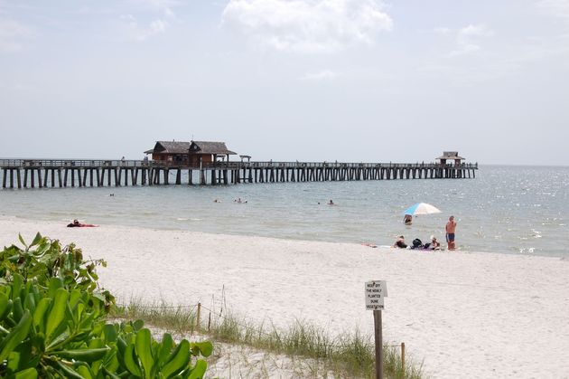 Het strand en de pier van Naples