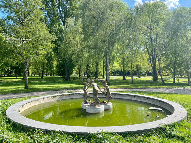 Fontein met de drie danseressen in Het Park