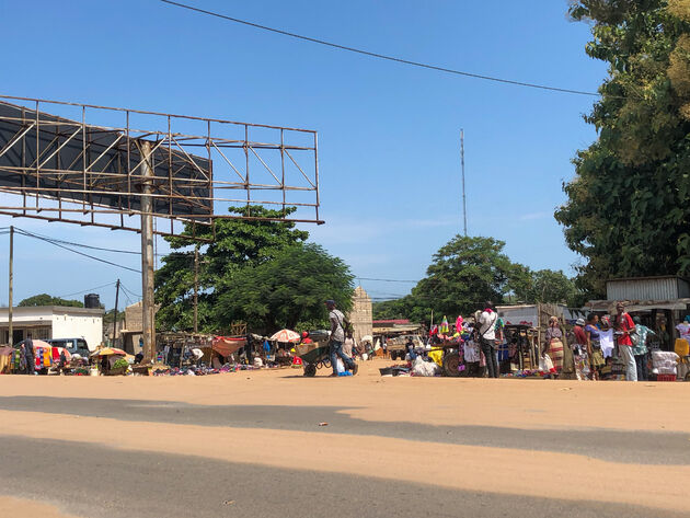 Deze foto is het typische straatbeeld in Mozambique