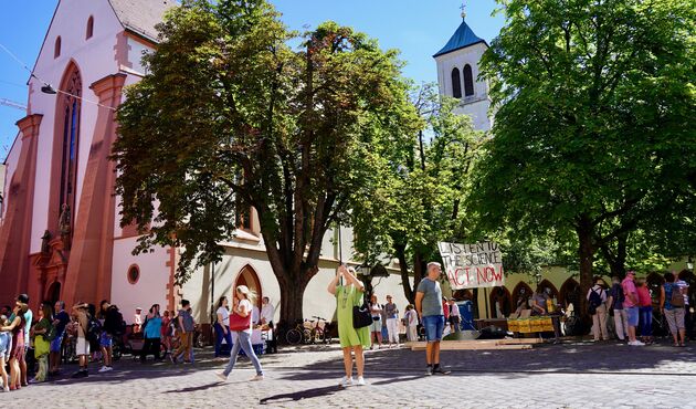 Het centrum van Freiburg, een foto waarop 10 verschillende dingen gebeuren, zo`n stad dus