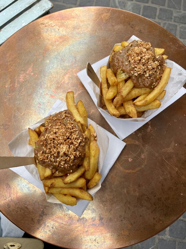 Snel een frietje eten in Antwerpen? Ga voor de Indo Peanut bij Frites Atelier: z\u00f3 lekker!