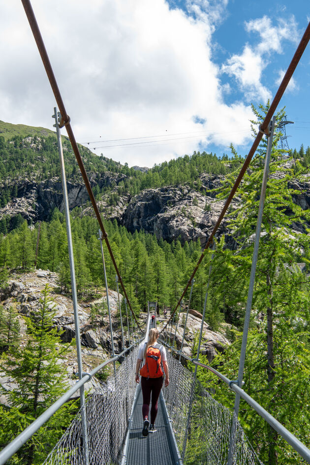 Wandelen over de Furi Suspension Bridge