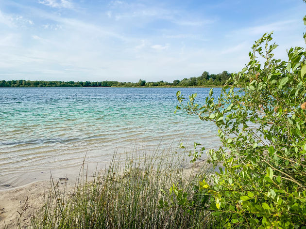 Overal vind je dit soort kleine strandjes die je vaak bijna helemaal voor jezelf hebt