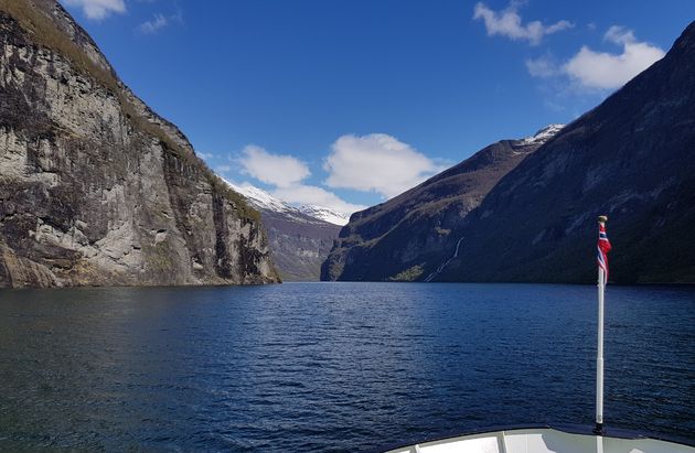 Langzaam kruipt de ferry door het fjord richting Geiranger