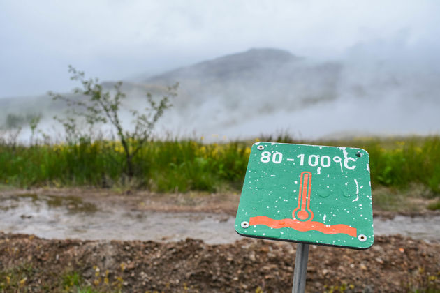 Bordjes waarschuwen je voor de hoge temperaturen