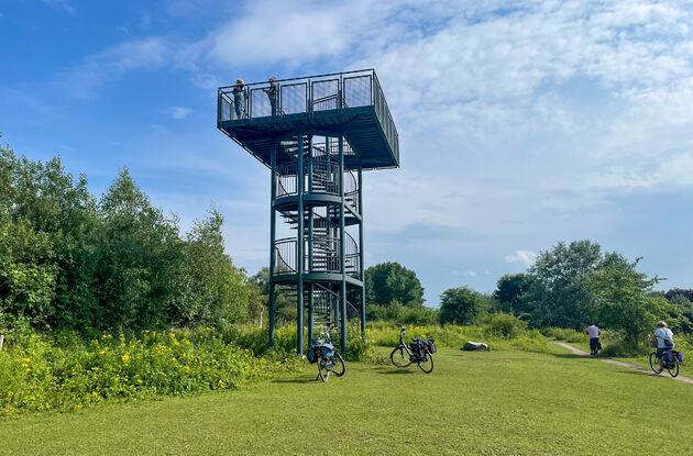 Aan de overkant is deze uitkijktoren te vinden