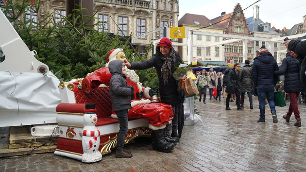 Kerstman zonder arm maar dat maakt hem niet minder fotogeniek