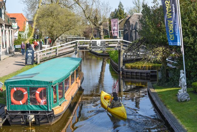 Geen zin om te kano\u00ebn? Ga dan mee met een rondvaartboot of ga wandelen