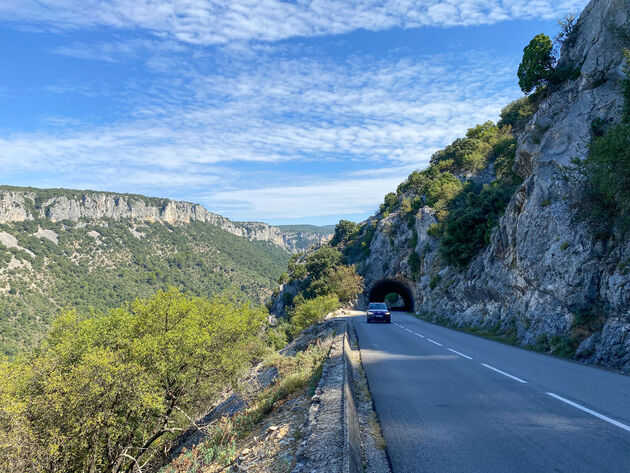 Gorges de l`Ard\u00e8che is een hele mooie weg om te rijden met de auto